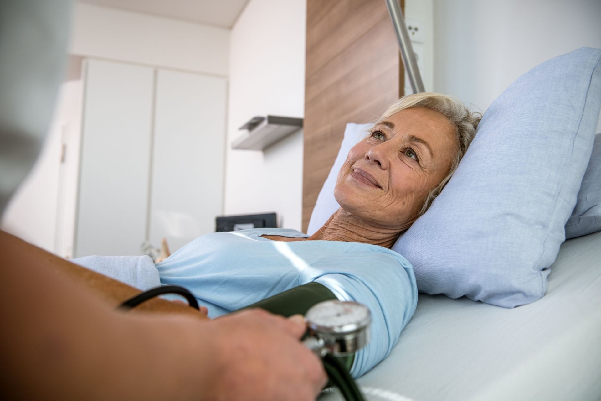 Patientin im Krankenbett wird gut umsorgt