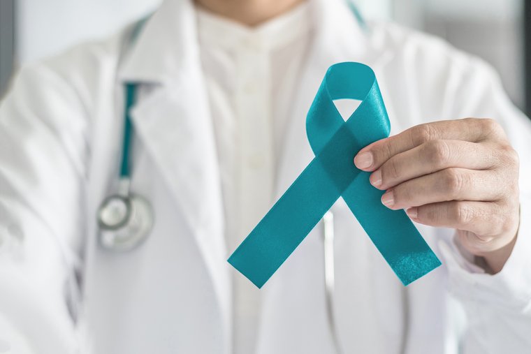 Arzt mit Schleife gegen Gebärmutterhalskrebs Hospital Kempen