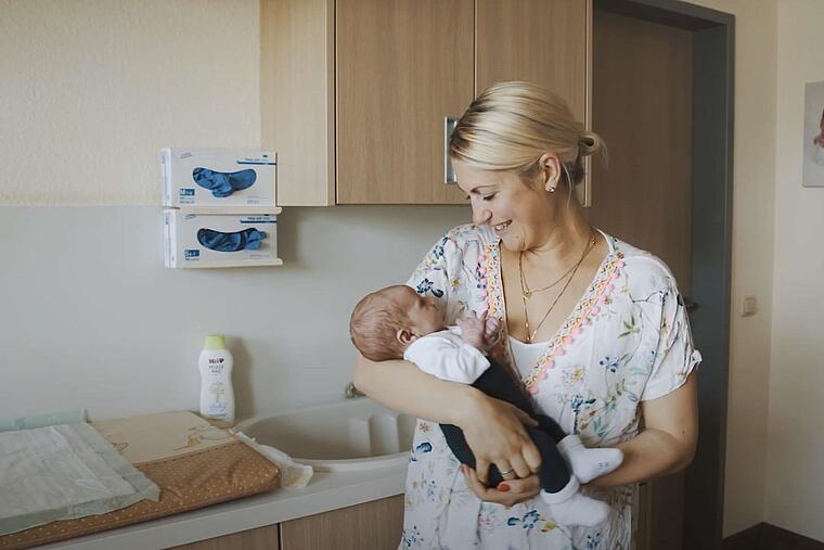 Hebamme mit Baby Hospital Kempen
